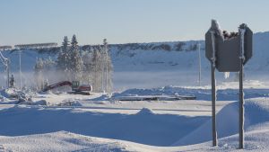 En trasig stoppskylt vid nickelgruvan i Talvivaara Nickelgruvan i Talvivaara med en trasig stoppskylt.