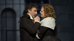 Viva la morte insiem! Andrea Chénier ja Maddalena kulkevat yhdessä kohti kuolemaa.