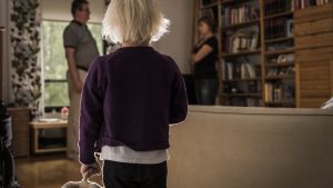 Efter semestertider är det ganska vanligt att man tar kontakt med oss och önskar en förbättring i sin parrelation. När vi tillbringar mer tid tillsammans så blir det tydligare hur vi har det i vår parrelation och i familjen, säger Carina Borg. barn som tittar på föräldrarna