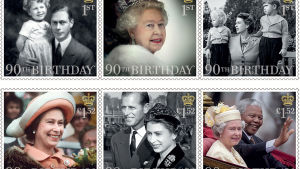 I Storbritannien hyllas drottningen även på frimärken. Brittiska frimärken som hyllar den nittioåriga drottningen Elizabeth II.