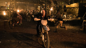 Vin Diesel kör motorcykel bort från en klunga människor.