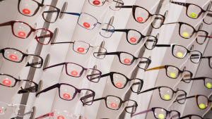 Många finländare kunde må bra av att kolla om de ha rätt styrka i glasögonen. Optikkoliike silmälasien kehyksiä.