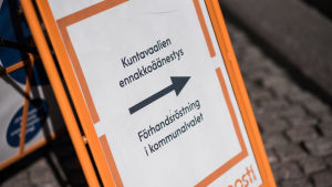 Smittorisken minskas om färre mänskor samlas i vallokalerna. Kyltti ennakkoäänestyspaikasta