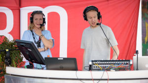 Märta och Simon på Stafettkarnevalen 2017. Programlederna Märta och Simon från X3M veckoslut