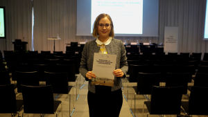 Annukka Vähäsöyrinki vid Finlands Beneluxinstitut. Annukka Vähäsöyrinki vid Finlands Beneluxinstitut presenterar en ny utredning över flyktingrapporteringen.