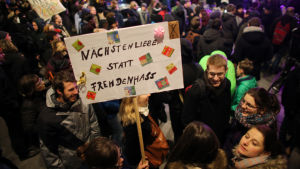 Texten "medmänsklighet inte främlingsfientlighet" på ett plakat under demonstrationen mot Pegidarörelsen i Dresden. Motdemonstration mot Pegidarörelsen i Dresden 22 december 2014