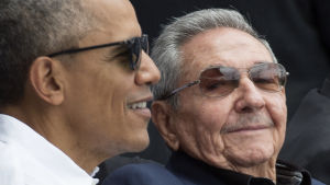 President Barack Obama följer med en baseballmatch i Havanna med Kubas president Raúl Castro. USA:s president och Kubas president Raul Castro på baseballmatch i Havanna i mars 2016.