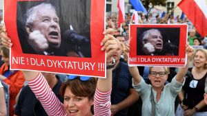 "Nej till diktatur" står det på de här demonstranternas plakat, som föreställer Jarosław Kaczyński. Warszawa 23.7.2017. "Nej till diktatur" står det på de här demonstranternas plakat, som föreställer Jarosław Kaczyński. Warszawa 23.7.2017.