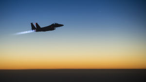 En större markstyrka skulle kräva massivt flygskydd av det det amerikanska flygvapnet som utför flyganfall mot IS Ett amerikanskt stridsflygplan av typen F-15E Strike återvänder från en räd mot Islamiska statens ställningar i Syrien.