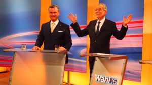 Vihreiden Alexander Van der Bellen juhli vaalivoittoa Wienissä joulukuussa. A. Van der Bellen voitti Itävallan presidentinvaali joulukuussa 2016
