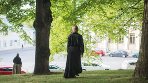 Jäljet startar uppe på kullen där domkyrkan stått i över 700 år. Eila Halonen och Soile Voima i Jäljet-föreställningen på Biskopsgatan i Åbo.
