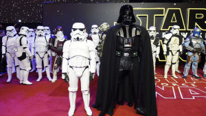 Darth Vader med följe på premiärfest 2015. Gestalter ur Star Wars-filmen