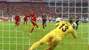 Oblak straffräddare i nöden. Jan Oblak räddar Thomas Müllers straff.