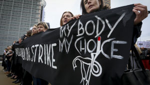 Demonstration mot strängare abortlag  i Polen.