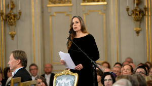 sara Danius avgick från posten som ständig sekreterare. Hon möttes av stort stöd från kulturlivet och allmänheten. Svenska akademiens ständiga sekreterare Sara Danius i Stockholm i december 2013.