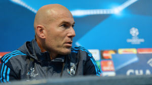 Zinedine Zidane. Zinedine Zidane laddar för match mot Manchester City.