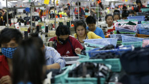 En stor del av textilerna i Europa tillverkas i Asien, till exempel i Laos. Textilarbetare på en fabrik i Laos.
