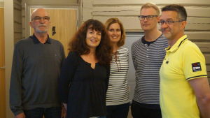 Lasse Friberg, Annika Lundqvist-Haavisto, Eva-Lotta Häggblom, Macke Söderström och Benny Haga vill gärna sjunga tillsammans. Jakobstads sommarkör.