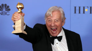 Paul Verhoeven, regissör för den franska filmen "Elle" håller upp sin Golden Globe-statyett Paul Verhoeven, regissör för den franska filmen "Elle" håller upp sin Golden Globe-statyett 8.1.2017