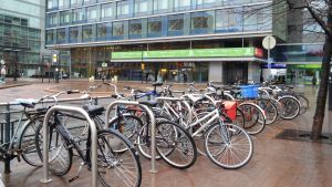 Cyklar parkerade vid Helsingfors centralstation.