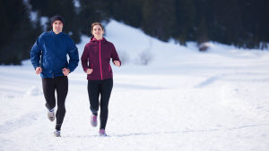 Så här glada borde vi vara när vi motionerar. Med klara delmål kanske vi kan bli det också. Två personer som ser glada ut, ute på en löprunda i snöigt landskap.