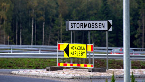 Så här ser det ut numera vid rondellen närmast Stormossen. Skyltning vid Stormossen i Korsholm.
