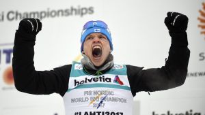 Iivo Niskanen tog ut all glädje på prispallen. Iivo Niskanen på prispallen, VM 2017.