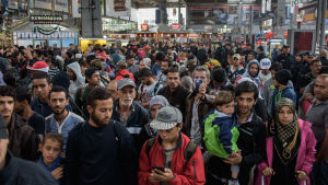 Flyktingar i Tyskland. Flyktingar från Syrien och Afghanistan anländer till Tyskland