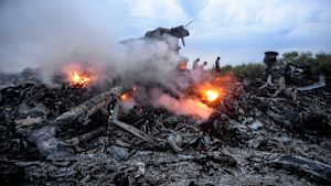Brinnande rester av det malaysiska passagerarplanet MH17 i närheten av Donetsk 17.7.2014 Brinnande rester av det malaysiska passagerarplanet MH17 i närheten av Donetsk 17.7.2014