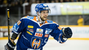 Lagkapten Jukka Peltola visade vägen för Tappara. Jukka Peltola visade vägen för Tappara med ett mål och en assist.