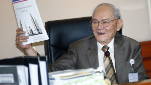 Meechai Ruchupan som ledde kommittén som skrev om den thailändska grundlagen visar upp den nya förslagna konstitutionen Meechai Ruchupan som ledde kommittén som skrev om den thailändska grundlagen visar upp den nya förslagna konstitutionen