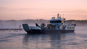 Enligt uppskattningar från MTK kan lantbrukare i skärgården få betala hundratusentals euro i extra kostnader om regeringens planer på att införa avgifter i skärgårdstrafiken inte ändras. Förbindelsebåten Falkö en dimmig höstmorgon