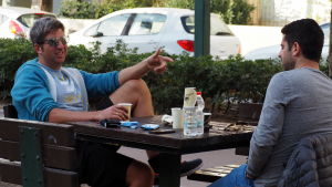Ben firar sabbaten med att dricka kaffe och diskutera politik med sina vänner på en parkbänk i Tel Aviv. Tel Aviv