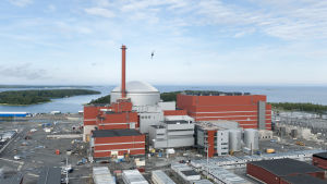 Olkiluoto 3 är byggd på plats, medan minikärnkraftverk byggs färdiga i fabrik. Olkiluoto 3 i juni 2014.