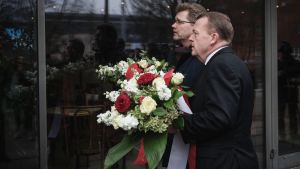 Statsminister Lars Lökke Rasmussen (till höger) och Köpenhamns borgmästare Frank Jensen lade ner blommor vid kulturcentret där filmregissören Finn Nörgaard sköts ihjäl. Statsminister Lars Lökke Rasmussen (till höger) och Köpenhamns borgmästare Frank Jensen lade ner blommor vid kulturcentret där filmregissören Finn Nörgaard sköts ihjäl.
