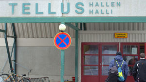 Tellushallen i centrala Jakobstad kunde vara öppen på eftermiddagarna för barn och unga, tycker Haldin. Tellushallen i Jakobstad