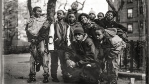 Nas ja Queensbridgen lapsia vuonna 1993. Rap-artisti Nas ja Queensbridgen lapsia vuonna 1993. Kuva dokumenttielokuvasta Nas: Time is Illmatic.
