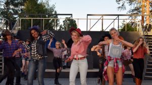 Tika Sevón Liljegren, Cassandra Lindholm och Annette Lundell spelade tuffa cowgirls. Premiären på raseborgs sommarteater 29 juni.