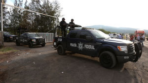 Federala poliser lämnar ranchen i delstaten Michoacan i västra Mexiko där 43 civila dödades, 22 av dem genom avrättning enligt landets människorättskommission Federala poliser lämnar ranchen i delstaten Michoacan i västra Mexiko där 43 civila dödades, 22 av dem genom avrättning enligt landets människorättskommission