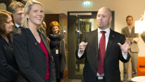 Norska Fremskrittspartiet har lyckats med att bredda sina politiska palett. En leende Sylvi Listhaug som blev Norges nya invandrings- och integrationsminister. Listhaug representerar det högerpopulistiska Fremskrittspartiet. Till höger justitieminister Anders Anundsen.