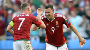Ungerns Balazs Dzsudzsak och Adam Szalai gläds efter EM-matchen mot Portugal som slutade jämnt.