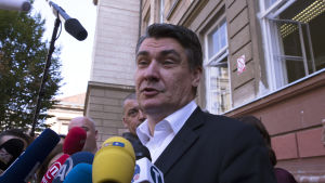 De kroatiska socialdemokraternas ledare Zoran Milanović utanför en vallokal i Zagreb på söndagen De kroatiska socialdemokraternas ledare Zoran Milanović utanför en vallokal i Zagreb på söndagen 11.9.2016