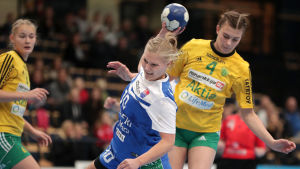 Ellen Voutilainen gjorde sina första landslagsframträdanden. Betina Lillqvist gör mål i damernas cupfinal mellan Dicken och Sjundeå IF.
