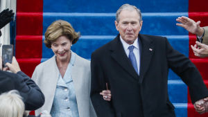 George W Bush vann ändå presidentvalet år 2000 George W. Bush och Laura Bush i Kapitolium inför Donald Trumps installation.