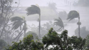 Den tropiska cyklonen Debbie sveper över Airlie Beach i Queensland. Den uppgraderades i natt till en fyra på stormskalan - den näst högsta kategorin Den tropiska cyklonen Debbie sveper över Airlie beach i Queensland. den uppgraderades i natt till en fyra på stormskalan - den näst högsta kategorin