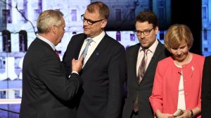 Sipilä med oppositionen Antti Rinne pekar på Juha Sipilä som står bredvid Ville Niinistö och Anna-Maja Henriksson.