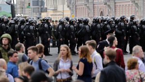 Kravallpolis och soldater blockerade vägarna till Tverskaja-gatan i centrum av Moskva där aktivisterna skulle samlas Soldater och kravallpolis blockerade vägarna till Tverskaja-gatan i centrum av Moskva där aktivisterna skulle samlas