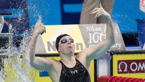 Lilly King från USA firar sitt världsrekord på 100 meter bröstsim. Lilly King från USA firar sitt världsrekord på 100 meter bröstsim.