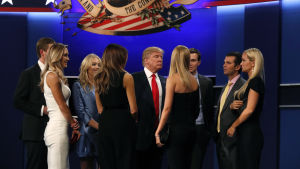 Donald Trump med sin familj efter den tredje valdebatten. Donald Trump med sin familj efter den tredje valdebatten
