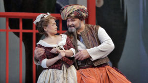 Blonde (Kathleen Kim) ja Osmin (Hans-Peter König) Mozart Ryöstö